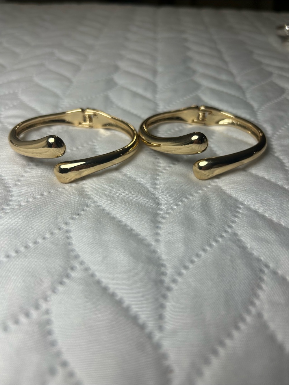 Vintage Y2K Liz Claiborne LC Gold Tone Hinge Bangle Bracelets Set of 2 - Picture 3 of 5